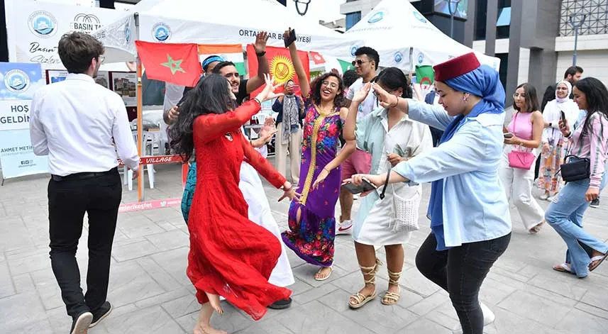 Trabzon’daki yabancı öğrencilerin Kültür Panayırı yoğun ilgi gördü