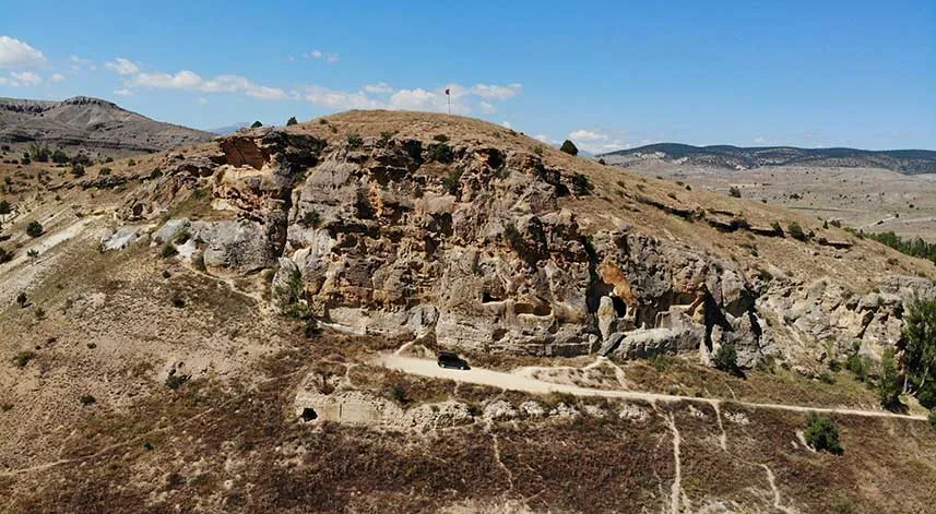 Gümüşhane’nin Sümela’sı Çakırkaya Manastırı ilgisizlik nedeniyle kuşlara yuva oldu