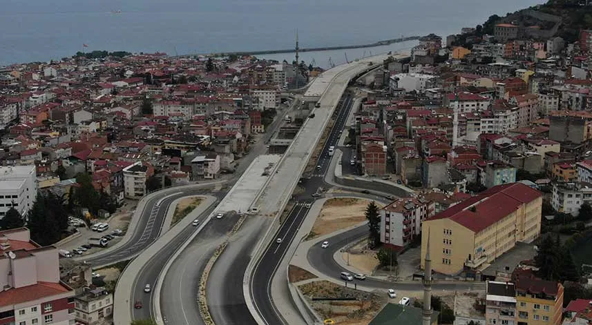 Türkiye'nin en maliyetli şehir içi yollarından Kanuni Bulvarı son şeklini almaya başladı