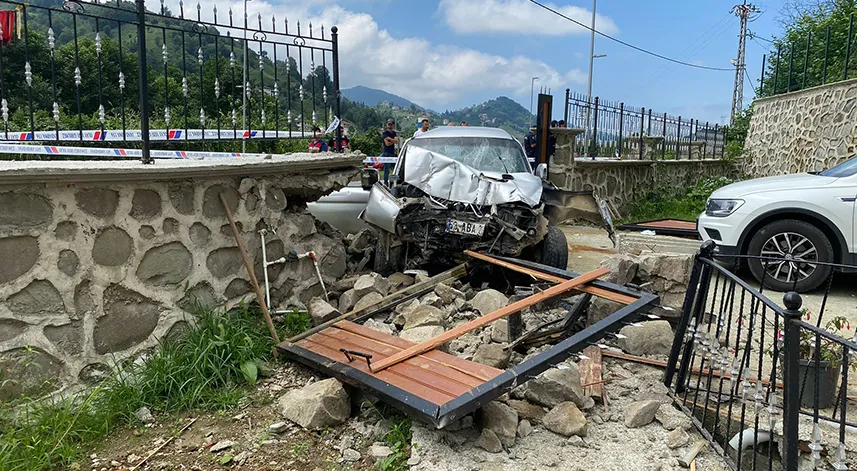 Rize’de bahçe kapısına çarpan kamyonetteki 2 kişi yaralandı