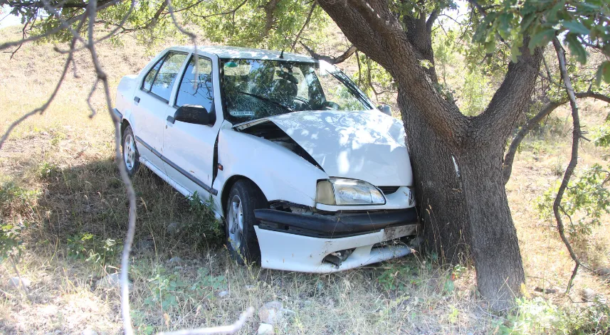 Amasya'da tarlaya uçan otomobilin sürücüsü yaralandı