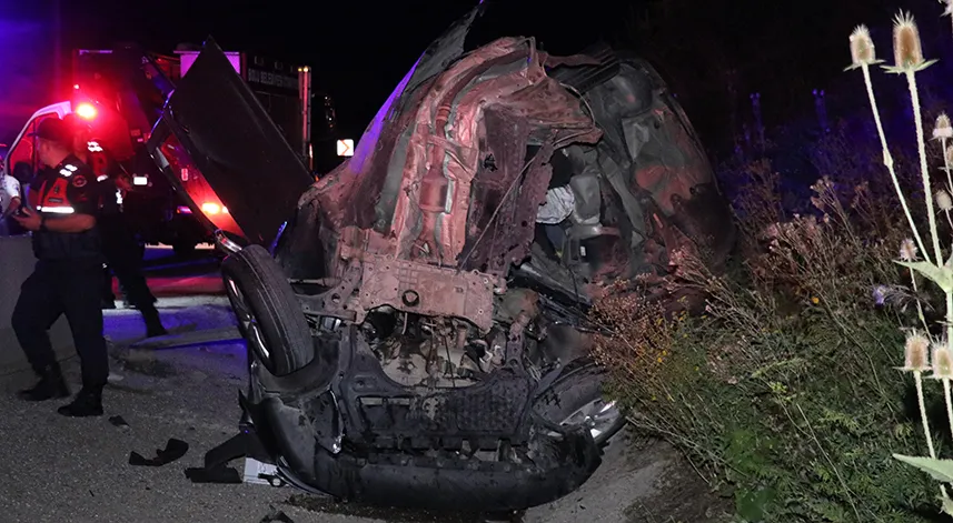 Bolu'da bariyere çarparak ikiye bölünen otomobildeki 1 kişi öldü, 1 kişi yaralandı