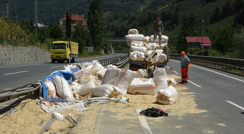 Saman yüklü kamyon yola devrildi: 1 yaralı