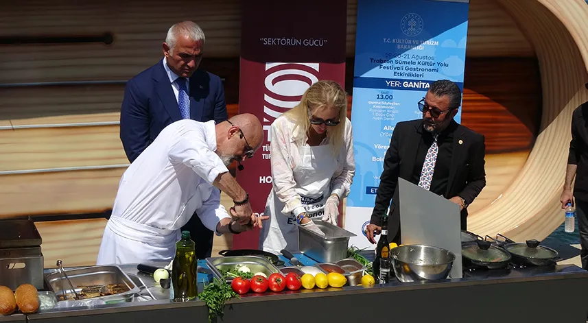 Bakan Ersoy tarçınlı hamsi plakinin tadına baktı