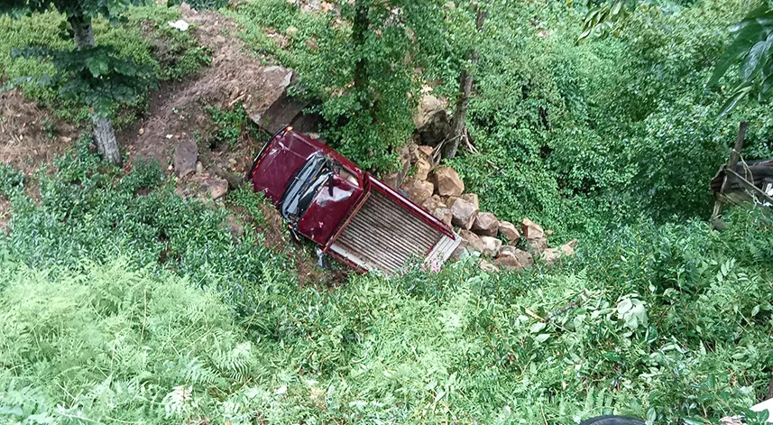 Çay toplamaya gidenleri taşıyan kamyonet şarampole uçtu: 3 yaralı