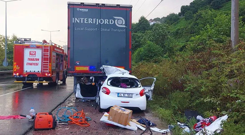 Trabzon'dan Rize yönüne gelen araç tır'a çarptı: 2 ölü 