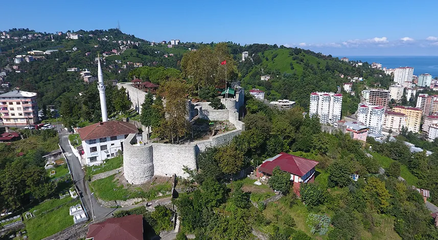 Tarihi dokusuyla büyüleyen kale: Rize Kalesi