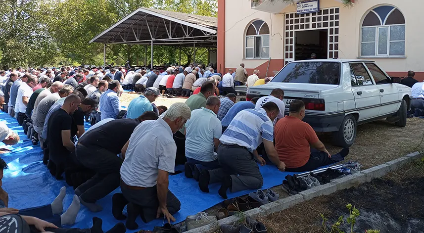 Samsun'da cuma namazı çıkışındaki silahlı kavgada ölen 2 kişi toprağa verildi