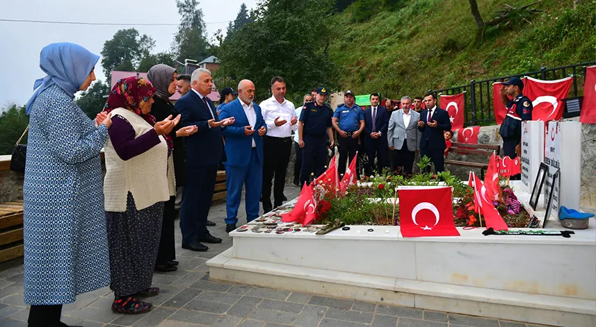 Trabzon Valisi Yıldırım, şehit Eren Bülbül'ün kabrini ziyaret etti