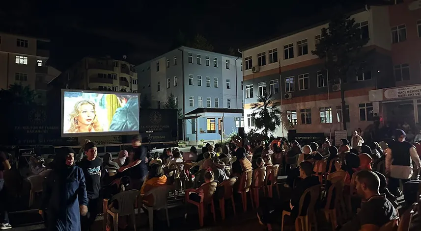 Of'ta gezen sinema tırı ile açık havada sinema keyfi