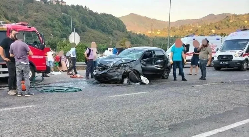 Giresun’da minibüs ile otomobil kafa kafaya çarpıştı: 1 ölü, 2 yaralı