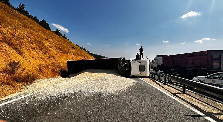 Bolu'da devrilen kum yüklü tır, ulaşımın aksamasına neden oldu