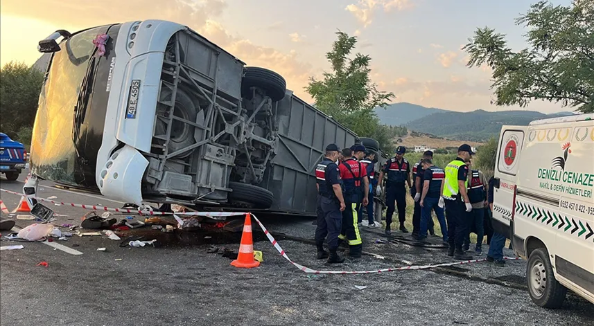 Kum yüklü kamyon otobüse çarptı, 6 kişi öldü, 42 kişi yaralandı