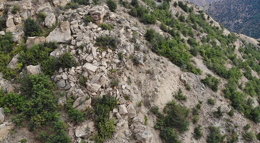 Mahalle sakinlerini tedirgin eden dev kayalar dağcılar tarafından temizleniyor