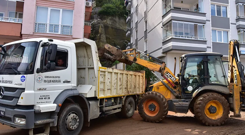 Giresun'da sağanağın yol açtığı hasar gideriliyor