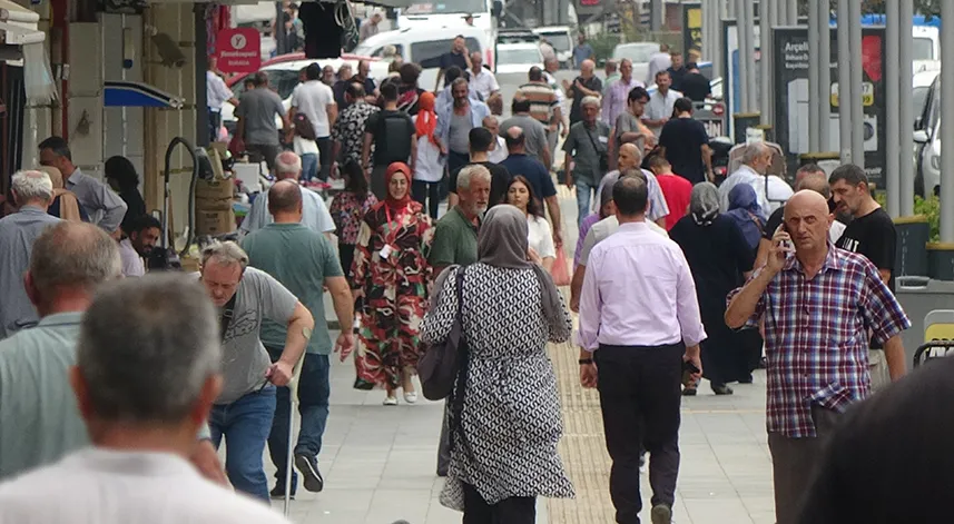 Hastanede sıra bekleyen çarşaflı iki kadına hakaret eden kadına Of ilçe halkı tepkili