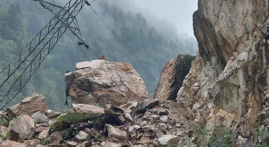 Giresun'da Espiye-Ericek grup yolu, heyelan nedeniyle ulaşıma kapandı