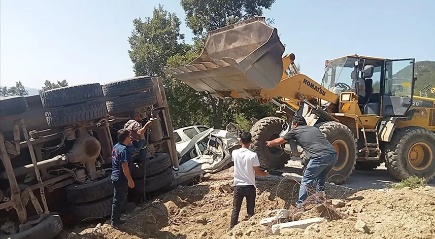 Freni boşalan kamyon cenaze için toplanan insanların arasına daldı