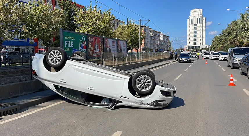 Samsun'da bir araçla çarpışarak devrilen otomobilin sürücüsü yaralandı