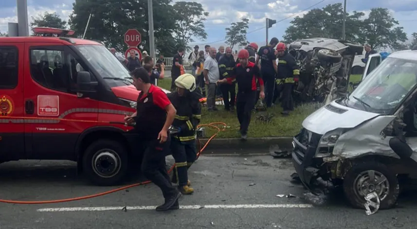 Rize'de iki otomobilin çarpıştığı kazada 3 kişi yaralandı