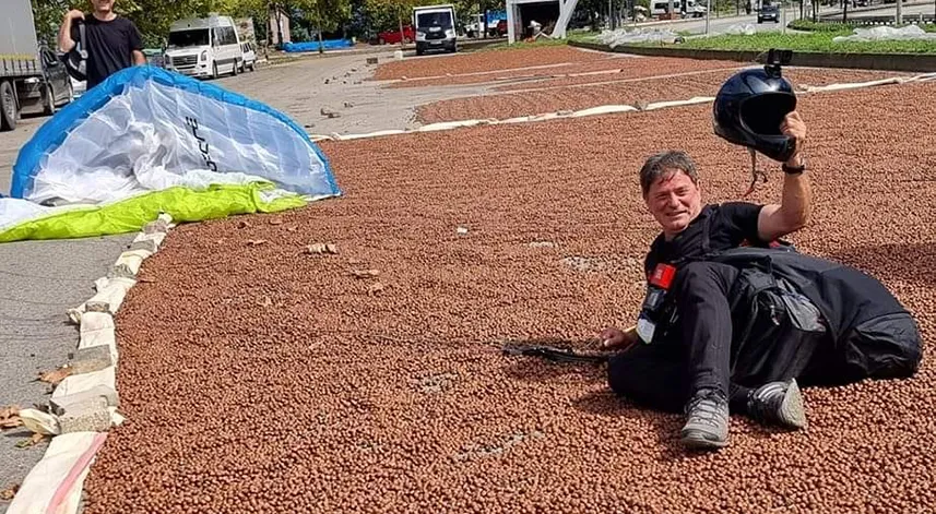 Giresun’da yamaç paraşütçüsü fındık harmanına zorunlu iniş yaptı