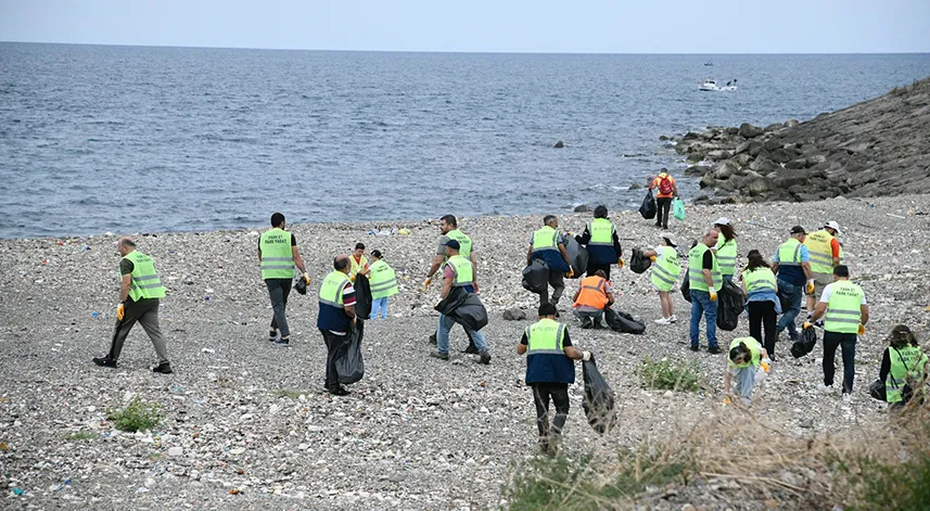 Ortahisar sahili çöplerden temizlendi