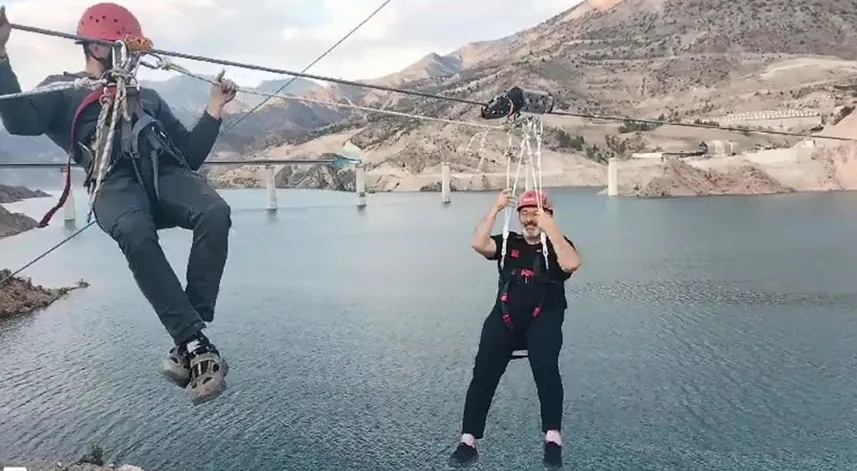 Belediye Başkanı zipline ile deneme geçişi yaparken baraj gölü üzerinde kaldı