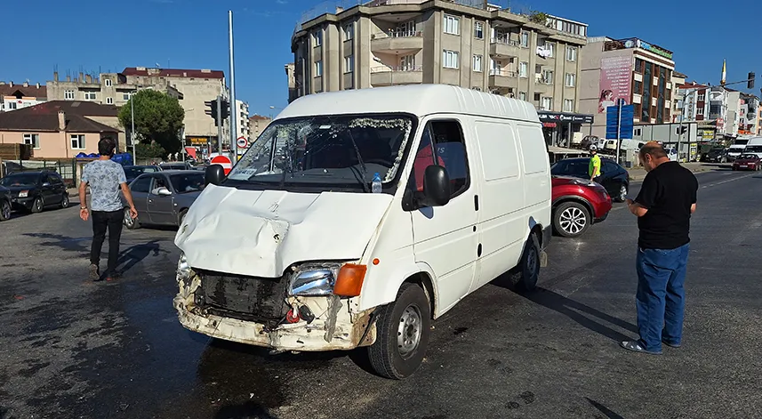 Samsun'da hafif ticari araçla çarpışan minibüsteki anne ile kızı yaralandı