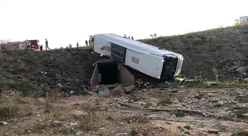 Erzurum'da feci kaza: yolcu otobüsü şarampole devrildi, çok sayıda ölü ve yaralı var