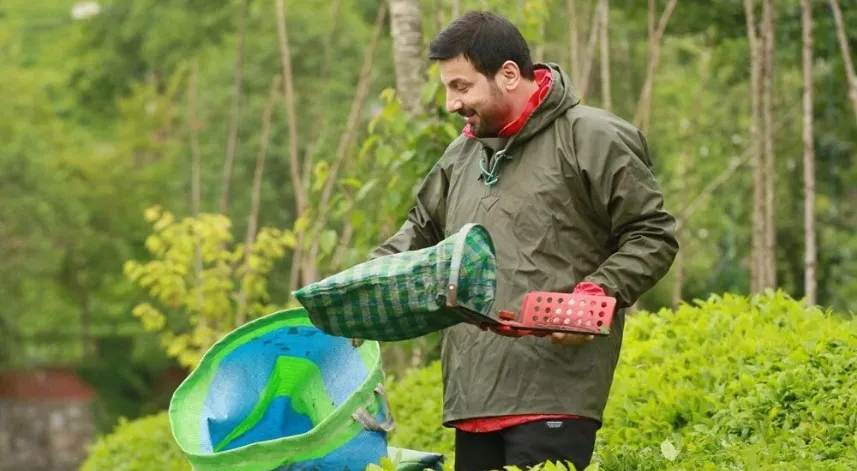 Ünlü Sanatçı Çay Bahçesi Pozunu Paylaştı