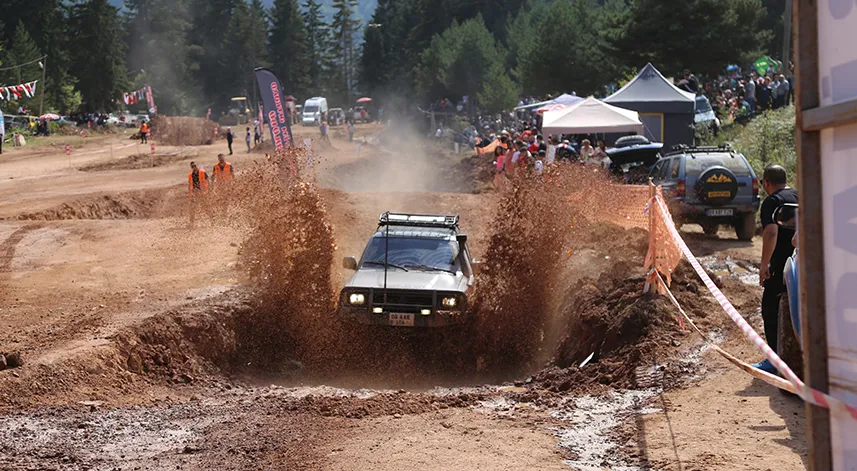 Artvin'de bin 200 rakımlı Kafkasör Yaylası'nda off-road heyecanı