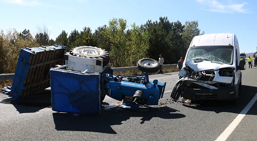 Kastamonu'da traktörle minibüsün çarpıştığı kazada 2 kişi yaralandı