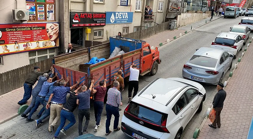 Artvin'de vatandaşlar arızalanan kamyoneti iterek yolu trafiğe açtı