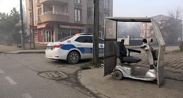 Engelli gencin bisikletinin tekeri patladı, polis yardımcı oldu