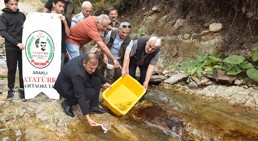 Trabzon'da 5 bin kırmızı benekli doğal alabalık yavrusu bırakıldı