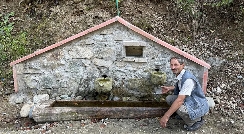 Trabzon'da inşaat ustası kaynak suyu çıkan 15 yerde çeşme yaptı