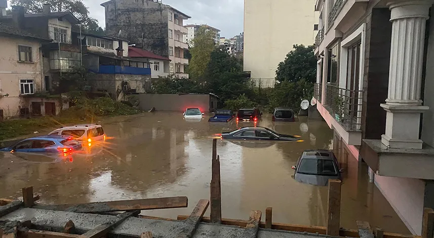 Trabzon'da dere taştı, sokaklar göle döndü