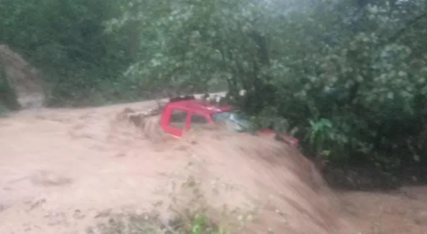 Rize'de şiddetli yağış etkili oluyor 2 araç sel sularına kapıldı