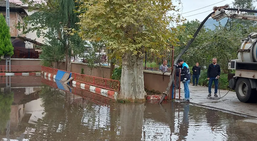 Of'ta sağanak hayatı olumsuz etkiledi