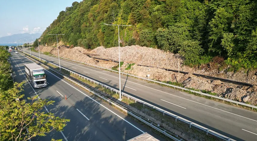 Karadeniz Sahil Yolu'nun kenarı çöp dağına döndü