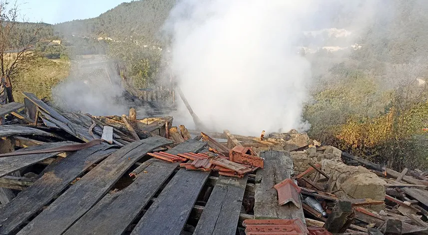 Karabük'te 2 katlı ahşap ev yangında kullanılamaz hale geldi