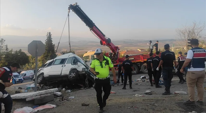 Seyir halindeki kamyon trafik ışığındaki 3 aracı biçti: 5 ölü, 17 yaralı