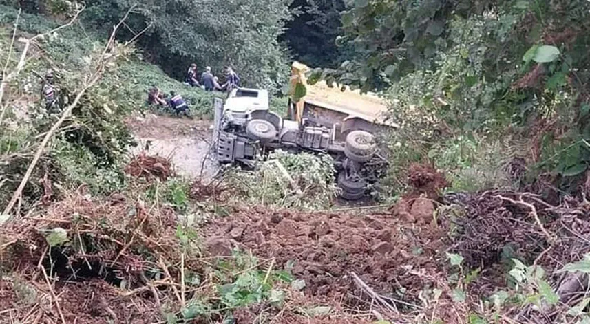 Rize'de şarampole yuvarlanan kamyonun şoförü hayatını kaybetti