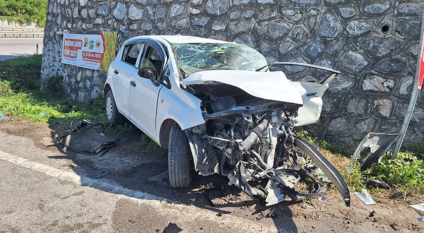 İstinat duvarına çarpan otomobildeki 3 kişi yaralandı