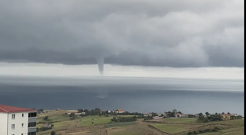 Karadeniz'de hortum oluştu