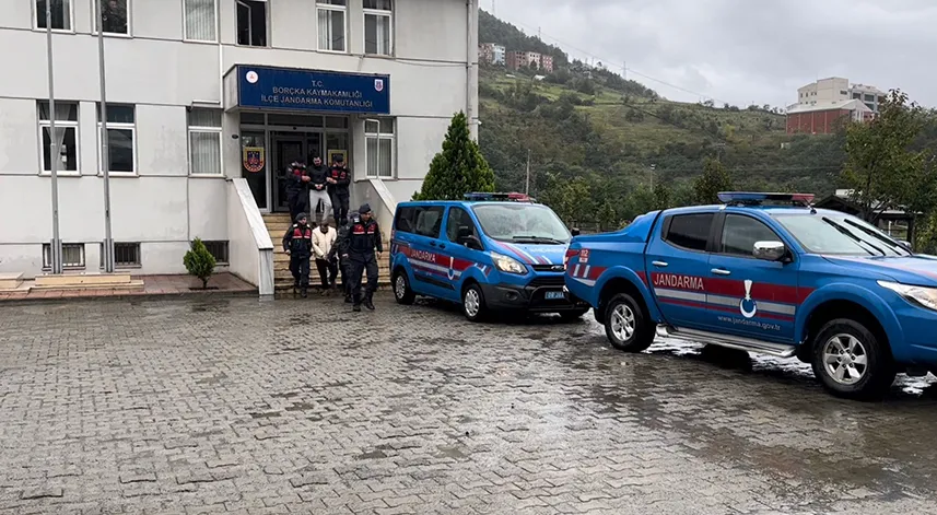 Artvin'de yakalanan firari şüpheli ile kaçışına yardım eden iki zanlı tutuklandı