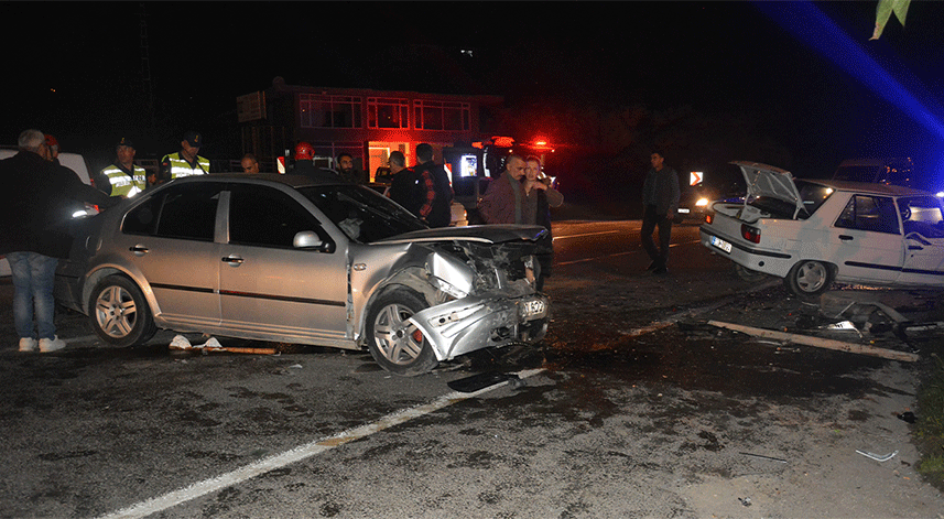 Ordu’da iki otomobil kafa kafaya çarpıştı: 6 yaralı