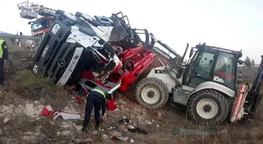 Kastamonu'da devrilen beton mikserinin sürücüsü öldü