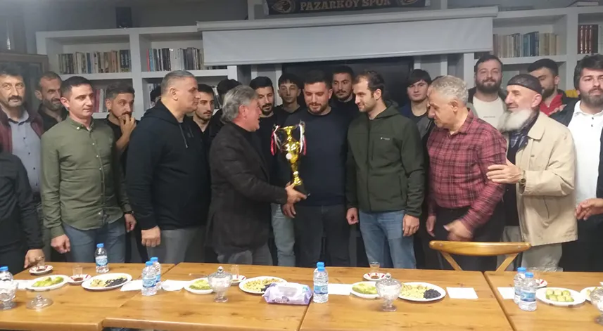 Pazarköyspor kupasına kavuştu