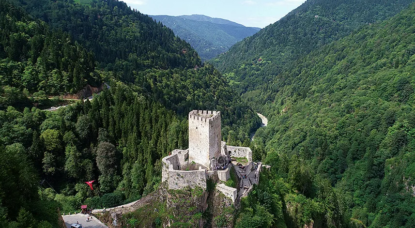 Turistlerin gözdesi: Rize'nin tarihi Zil Kalesi 